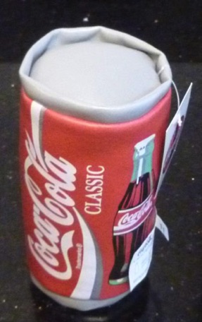 9043-14 € 2,00  coca cola blikje met steentjes hoog 14 cm doorsnee 7 cm